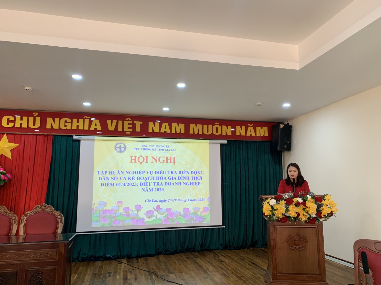Đ/C Nguyễn Thị Bích Thảo TP TTTT thông qua chương trình hội nghị
