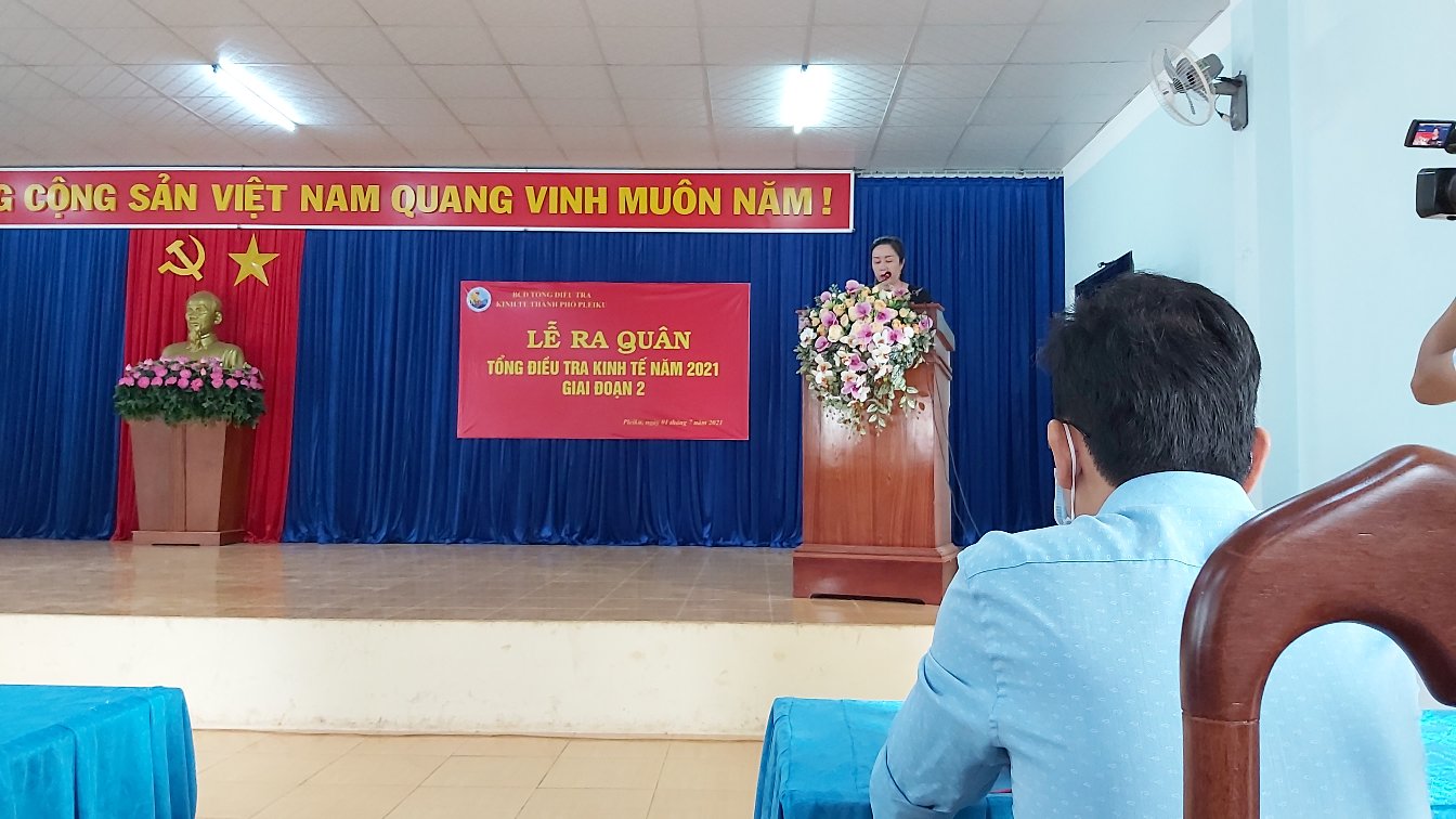 Đồng chí Nguyễn Thị Lệ Thủy, Chi cục trưởng Chi cục Thống kê TP Pleiku phát biểu tại Lễ ra quân